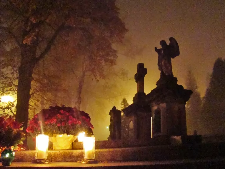 Bougies sur les tombes d'un cimetière de Sanok, dans les Carpates pour Halloween 2011 @Silar