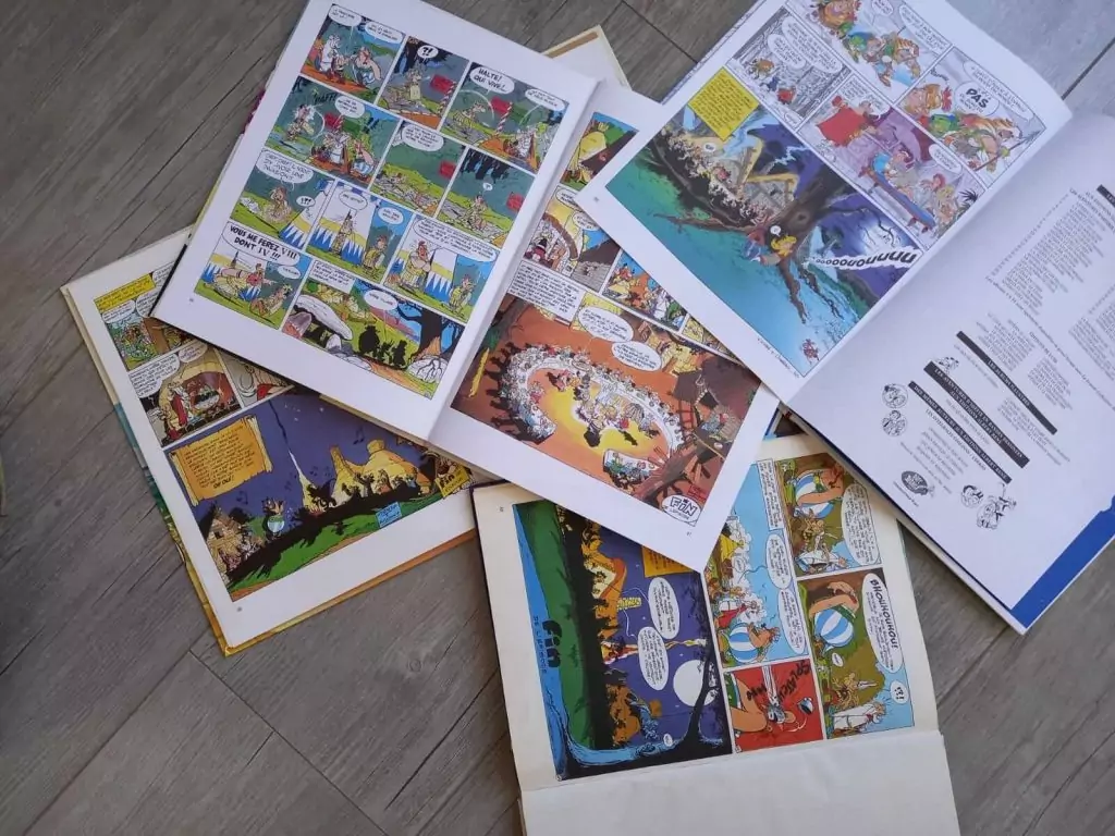 Bandes dessinée d'Astérix ouvertes à la dernière page @Hisae illustrations