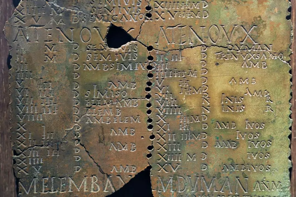 Photographie du calendrier gaulois de Coligny sur lequel apparait la mention des Tri Nox Samoni (Les trois nuits de Samhain) @ Gozitano