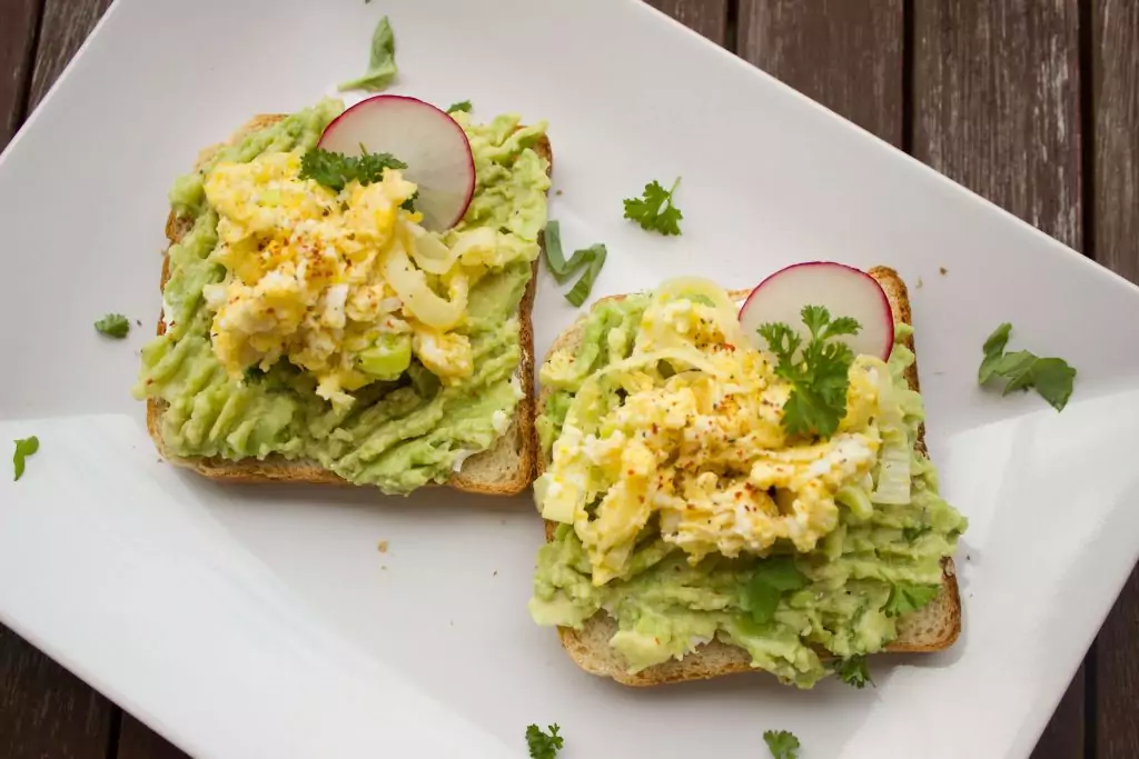 Tartine de colcannon, plat traditionnel irlandais d'Halloween à base de pommes de terre et de choux écrasés