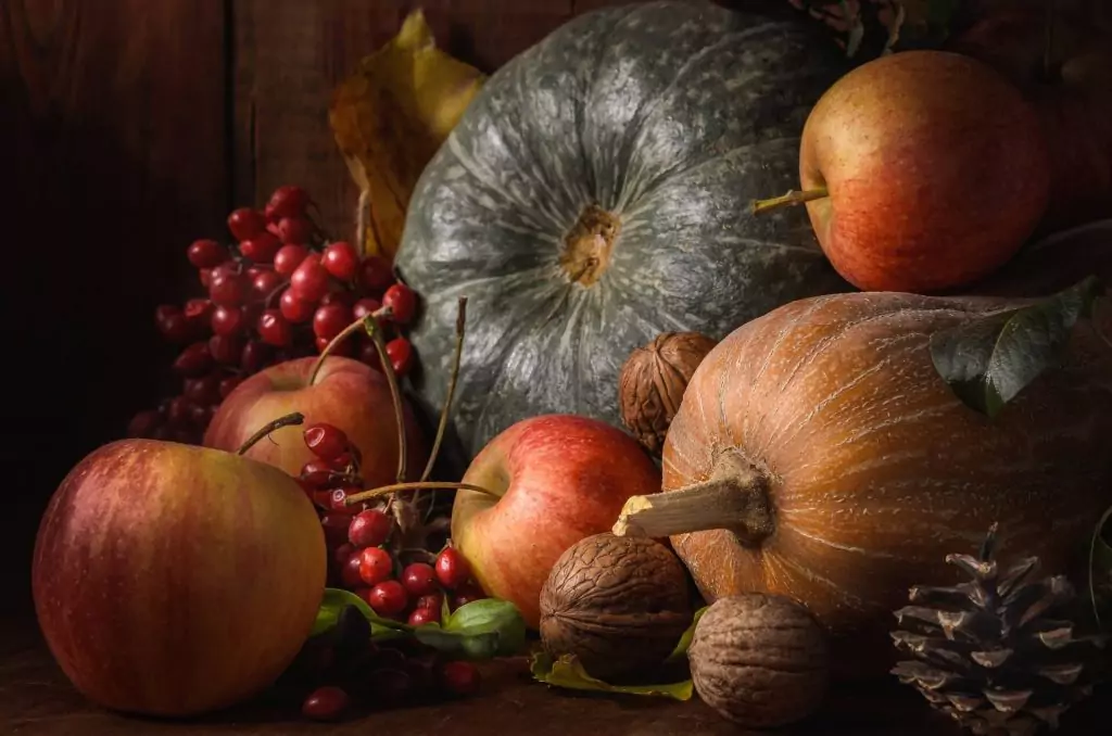 Citrouilles, pommes, cerises, noix et pommes de pin