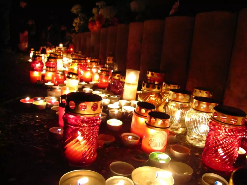 Bougies allumées dans un cimetière le soir d'Halloween
