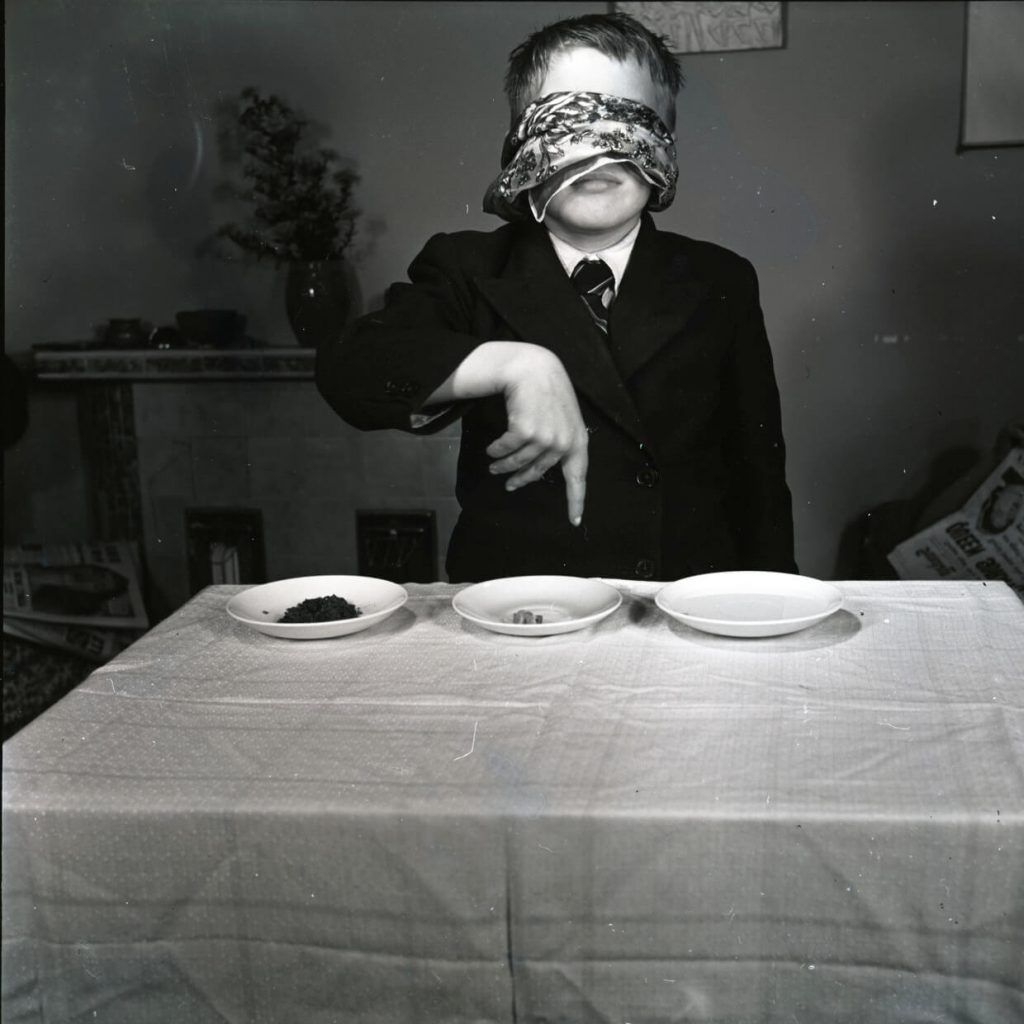 Enfant faisant de la divination à Halloween (Dublin, 1935)