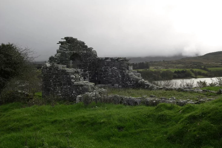 Abbaye en ruines de Kildermott en Irlande