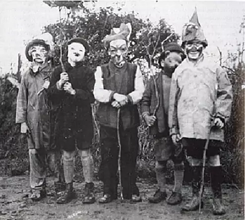 Enfants portant des masques pour Halloween à Dublin, 1933
