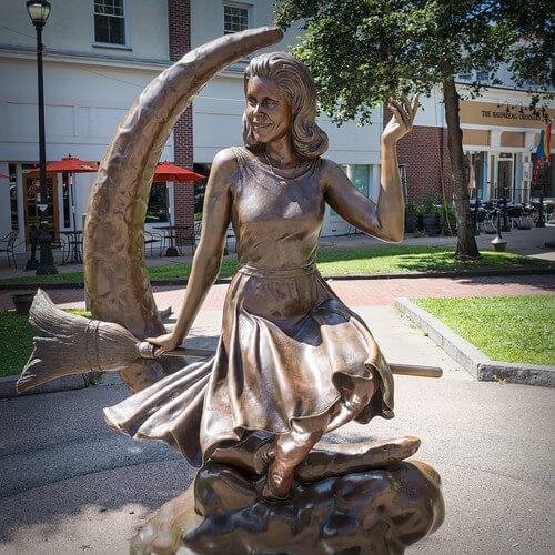 Sculpture d’Elizabeth Montgomery de "Ma sorcière bien aimée" (Bewitched) à Salem