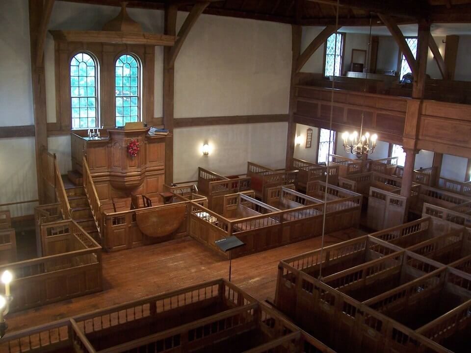Intérieur d'une meeting house puritaine (2006)