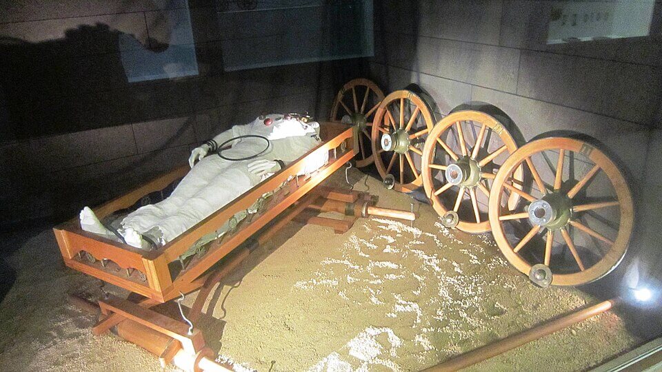 Tombe à char de Vix (Ve siècle av. J.C.) reconstituée au Musée du Châtillonnnais @Claude Piard