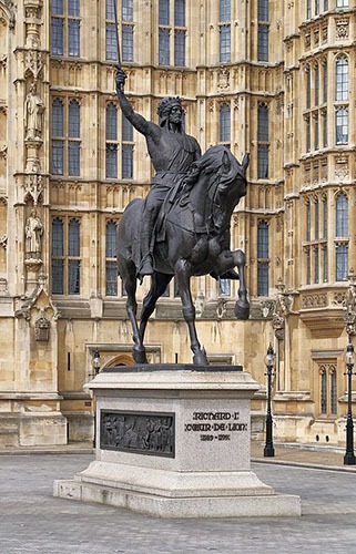 Statue équestre en bronze de Richard Cœur par Lion de Carlo Marochetti (1860), devant le palais de Westminster