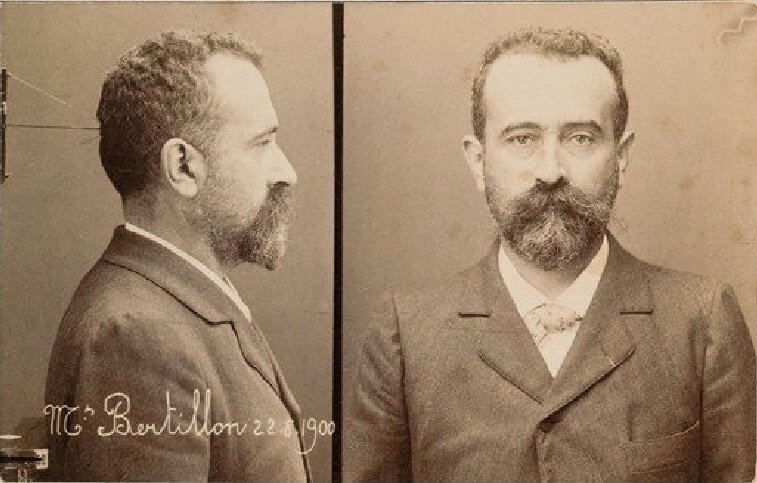 Portrait anthropométrique d'Alphonse Bertillon daté du 22 août 1900 (tirage albuminé)