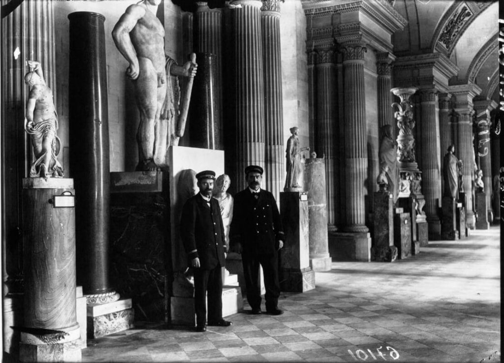 Deux gardiens du Louvre pendant la première Guerre Mondiale (1918) @Gallica