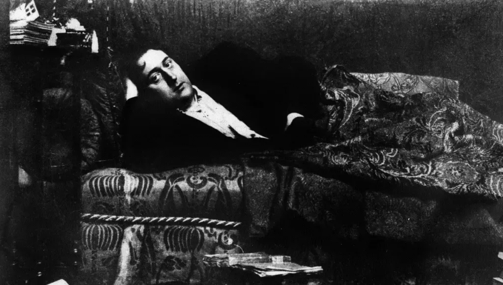 Photographie de Guillaume Apollinaire sur son canapé (1909) @Getty Mondadori