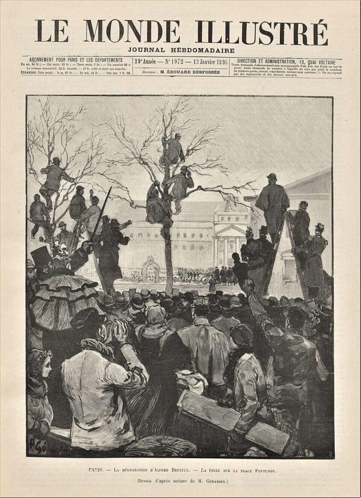 La foule massée derrière les grilles de l'École militaire pour la dégradation du Capitaine Dreyfus (Le Monde illustré, 1895)