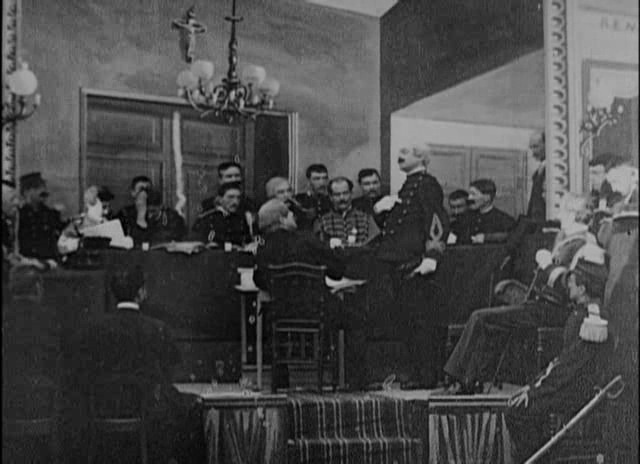 Extrait du film "L'affaire Dreyfus" de George Méliès: le conseil de guerre en séance à rennes (Star Film, 214-215, 1899)